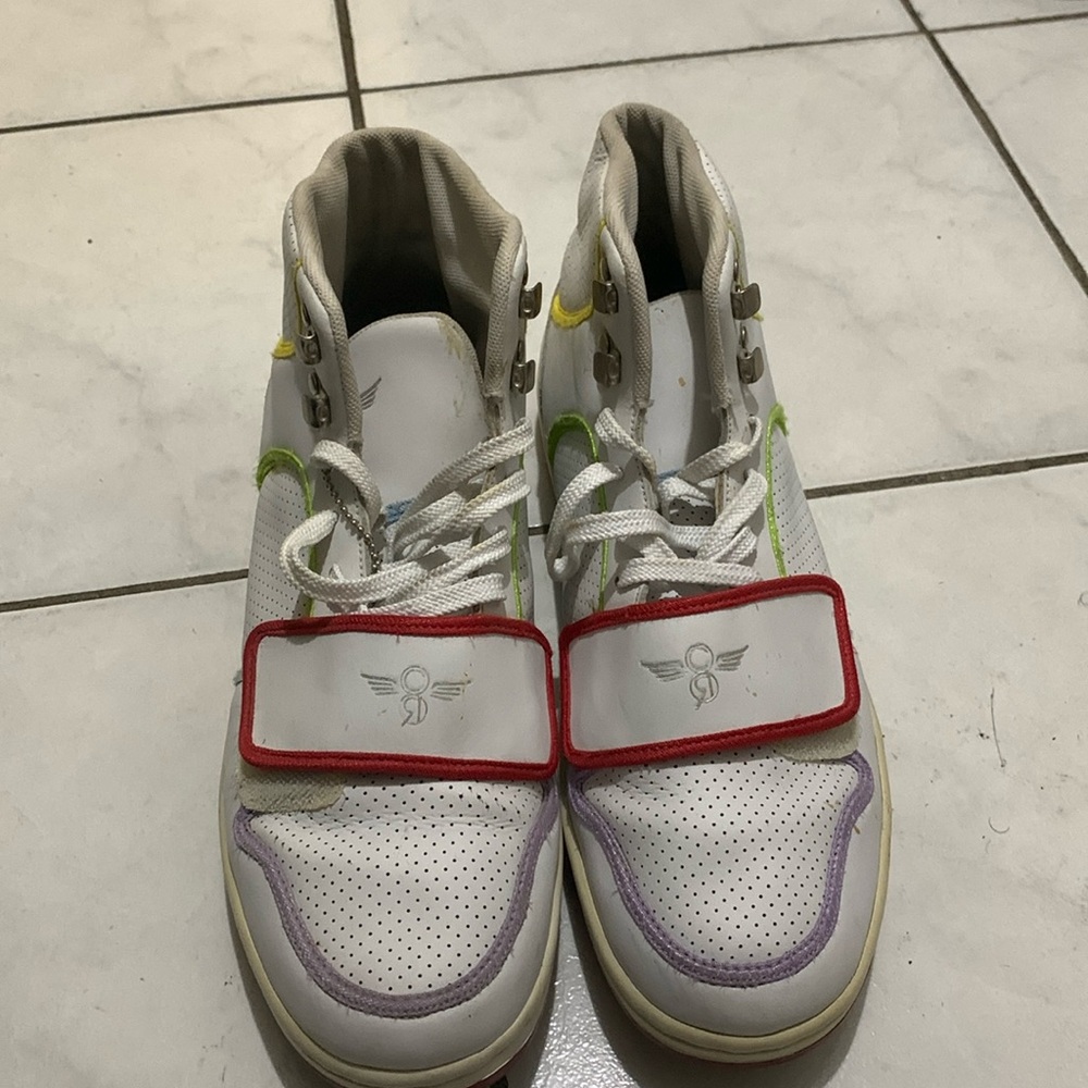 We are selling creative recreation shoes